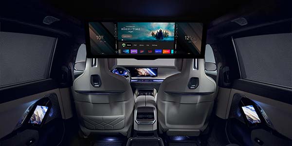 Die neue BMW 7er-Reihe: Interieur: neues 8K Cinema-Display im Fond, ausklappend aus dem Dach