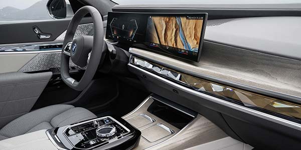 Der neue BMW i7 xDrive60, neues Cockpit mit neuem Lenkrad, Curved Display, neuer Mittelkonsole
