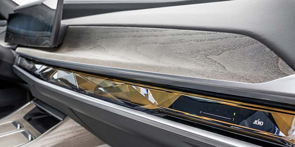 Der neue BMW i7 xDrive60, neue BMW lnteraction Bar: Sie vereint Funktionsbedienung,
Ambientelicht und dynamisch wandelbare Dekoration.