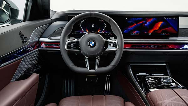Der neue BMW 760i xDrive, Cockpit, neues Lenkrad mit abgeflachten Lenkradkranz und neuen Bedienfeldern.