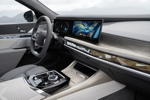 Der neue BMW i7 xDrive60, Cockpit, neues Lenkrad mit abgeflachten Lenkradkranz, neues Curved Display, neue Mittelkonsole.