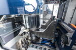 BMW Group AM Campus - Detailsansicht der Bauzylinder-bergabe in den Metall-3D-Drucker.