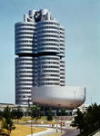 BMW Hochhaus mit BMW Museum im Vordergrund, 1973-1983.