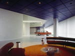 BMW 2800 in der Eingangshalle des BMW Hochhaus, 1973. Foto: Sigrid Neubert. 