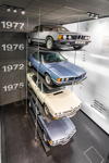 BMW Museum, Turm der Baureihen, von unten nach oben: BMW 323i (E21), BMW 520 (E28) , BMW 633 CSi (E24), BMW 745i (E23)