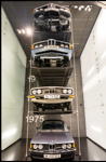 BMW Museum, Turm der Baureihen, von unten nach oben: BMW 323i (E21), BMW 520 (E28) , BMW 633 CSi (E24), BMW 745i (E23)