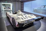 BMW Museum: Sieg beim 24-Stundne Rennen von Le Mans. Siegerfahrzeug BMW V12 LMR, 900 kg schwer. 1999 designte Jenny Holzer ein Art Car V12 LMR. 