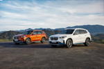 Der neue BMW X1 xDrive23i, Utah Orange metallic, 20 Zoll BMW Individual Styling 869i. Der erste BMW iX1 xDrive30, Mineral Weiaa metallic, 20 Zoll BMW Individual Styling 869i.
