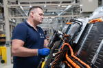 Kurze Wege: Die Hochvoltbatteriefertigung der BMW Group in Regensburg liegt benachbart zum Fahrzeugwerk.