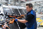 Kurze Wege: Die Hochvoltbatteriefertigung der BMW Group in Regensburg liegt benachbart zum Fahrzeugwerk.