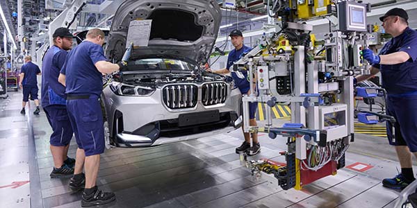 Anbau des Frontends für den vollelektrischen BMW iX1 im BMW Group Werk Regensburg