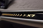 BMW X7 xDrive40i (G07 LCI), beleuchtete ambiente Lichtleiste mit X7 bzw. M Grafik