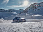 Der BMW i4 auf Eis und Schnee.