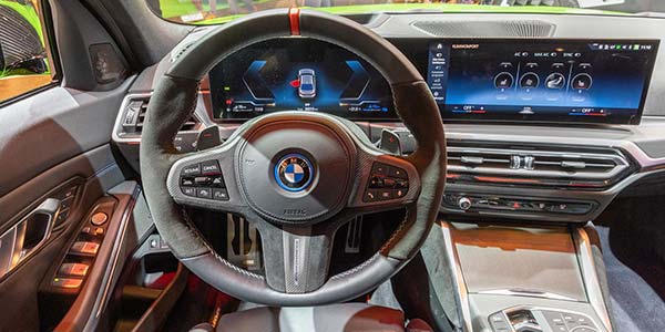 BMW 330e mit BMW M Performance Parts auf der Essen Motor Show 2022: u. a. mit Interieur-Kit Carbon / Alcantara (1.005 Euro)