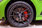 BMW 330e auf 19 Zoll Y-Speiche 898M Gunmetal (4.150 Euro), 18 Zoll Bremsanlage (3.045 Euro), Ventilkappen M Emblem (23,50 Euro), Nabenabdeckung feststehend (85 Euro)