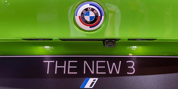 BMW 330e mit BMW M Performance Parts auf der Essen Motor Show 2022: u. a. mit '50 Jahre BMW M" Emblemen