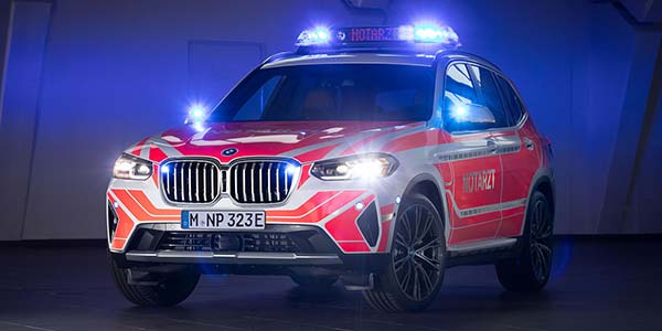 BMW auf der Interschutz 2022. Notarzt-Fahrzeug BMW X3 xDrive30e 