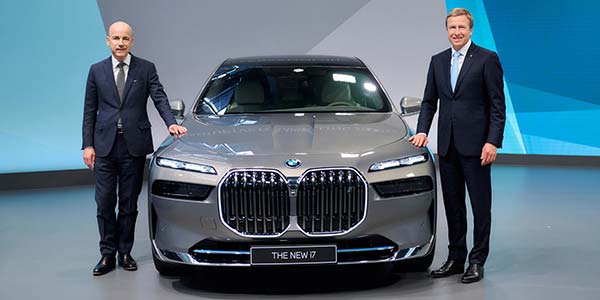 102. ordentliche Hauptversammlung der BMW AG am 11.05.2022 in Muenchen, Dr. Nicolas Peter, Mitglied des Vorstands der BMW AG und Oliver Zipse, Vorsitzender des Vorstands der BMW AG Finanzen