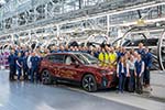 Mitarbeiterinnen und Mitarbeiter und Führungsmannschaft feiern den zwölfmillionsten BMW, der aus Dingolfinger Fertigung vom Band rollte. 