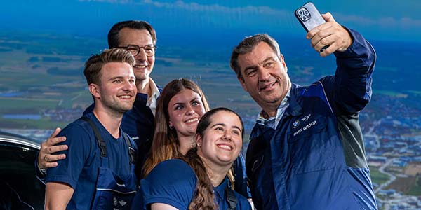 Produktionsvorstand der BMW AG, Milan Nedeljkovi? und Bayerns Ministerpr&auml;sident Markus S&ouml;der beim offiziellen Produktionsstart der neuen BMW 5er Reihe und damit auch des neuen vollelektrischen BMW i5