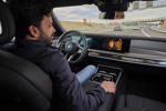 Ab März 2024: Hochautomatisiertes Fahren auf Level 3 im neuen BMW 7er ermöglicht Nebentätigkeiten wie Videostreaming.