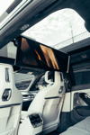 BMW i7 xDrive60, ausklappbarer Theatre Screen im Dachhimmel des Fonds
