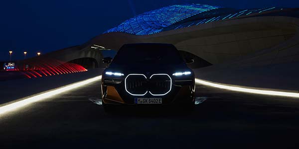 BMW i7 M70 xDrive: Beleuchtete BMW Niere Iconic Glow erstmals in Verbindung mit M Performance Paket.