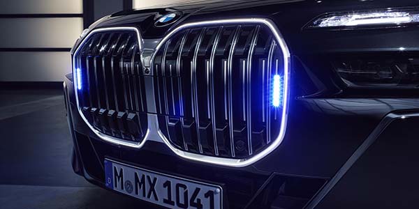Der neue BMW 760i xDrive Protection- Blaulicht in der beleuchteten Niere