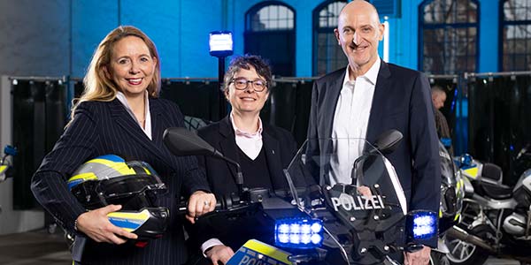 BMW Motorrad übergibt Behördenfahrzeuge an die Berliner Polizei.