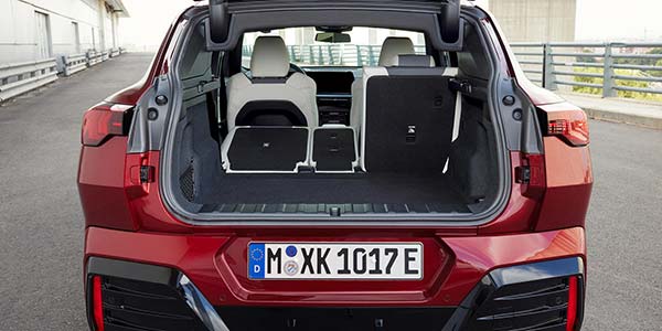 Der erste BMW iX2 xDrive30, Kofferraum mit geteilt umklappbaren Fondsitzen