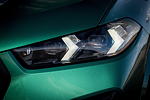 BMW X5 M Competition, neu gestaltete, flachere Scheinwerfer, mit pfeilfrmigen Tagfahrlichteinheiten