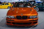 BMW 540i (E39), lackiert in Toyota orange metallic, Dach, Spoiler und Zierleisten in saphir-schwarz metallic