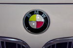 BMW M6 (F13), auch das Logo wurde den Farben des Fahrzeugs angepasst