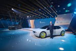 BMW Group Jahreskonferenz 2023 am 15.03.2023: Dr. Nicolas Peter, Mitglied des Vorstands der BMW AG, Finanzen, mit dem BMW i Vision Dee