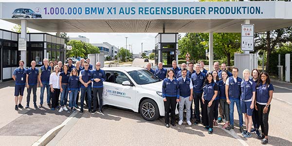 BMW Group Werk Regensburg: Produktionsjubilum  1.000.000 BMW X1 made in der Oberpfalz, Jubilumsfahrzeug ist ein vollelektrischer BMW iX1 in Alpinwei 
