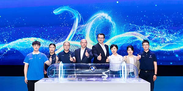 Die BMW AG Vorstandsmitglieder Dr. Milan Nedeljkovic (Produktion) und Walter Mertl (Finanzen) feiern das 20-jhrige Bestehen von BMW Brilliance mit Mitarbeitern in China