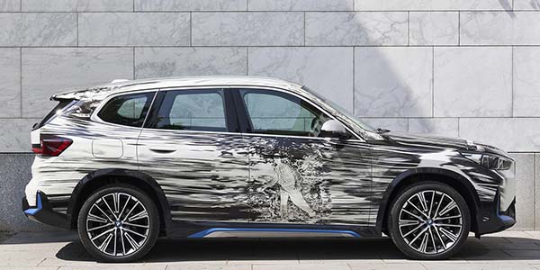 Bekanntgabe der langfristigen Partnerschaft zwischen dem Städel Museum Frankfurt und BMW. BMW iX1 gestaltet von Sammlungskünstler Marc Brandenburg. Foto: Oliver Sold 