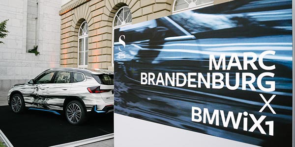 Bekanntgabe der langfristigen Partnerschaft zwischen dem Städel Museum Frankfurt und BMW am 11. Juli im Städel Garten. BMW iX1 gestaltet von Sammlungskünstler Marc Brandenburg.