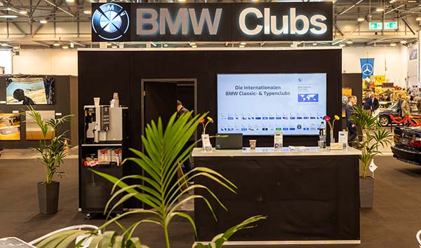 Eine Auswahl an BMW Clubs präsentiert sich auf einem Gemeinschaftsstand auf der Techno Classica 2023 in Essen