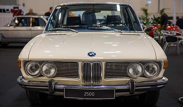 Techno Classica 2023: BMW 2500 (E3) in Chamonix von Andreas Knoblauch, ausgestellt vom BMW E3 Limousinen Club