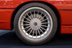 Techno Classica 2023: BMW Alpina B12 5,7 (E31), Alpina Rad im klassischen Design, hinten: 10,5 x 18 Zoll mit 285/35 Bereifung