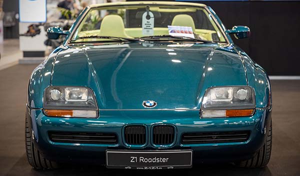 Techno Classica 2023: BMW Z1 in urgr&uuml;n mit gelber Innenausstattung von Matthias Urban, ausgestellt vom BMW Z1 Club