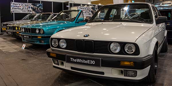 Vier BMW 3er der Modellgeneration E30 nebeneinander auf dem BMW Clubs Gemeinschaftsstand aus den Niederlanden