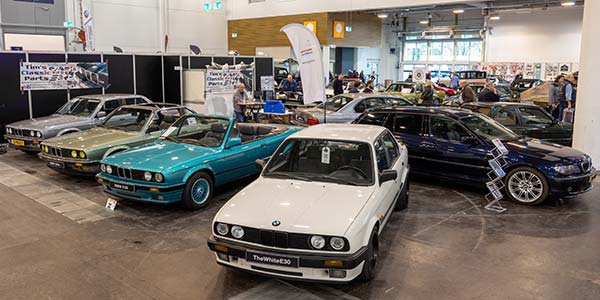 BMW Clubs Gemeinschaftsstand mit fünf 3er-BMW der E30-Baureihe