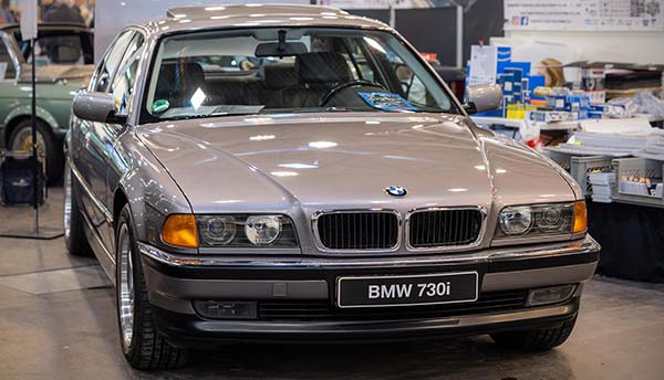 BMW 730i (E38) in Aspensilber metallic auf dem BMW Clubs Niederlande Gemeinschaftssstand, Techno Classica 2023