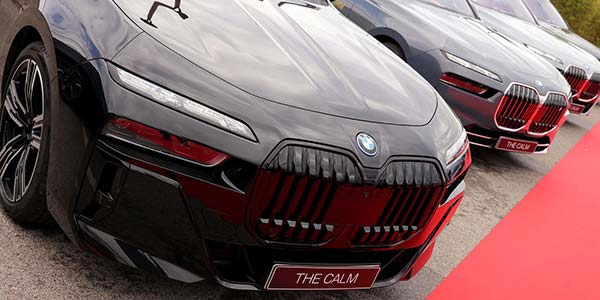 Der BMW i7 M70 auf der Weltpremiere von 'The Calm' in Cannes