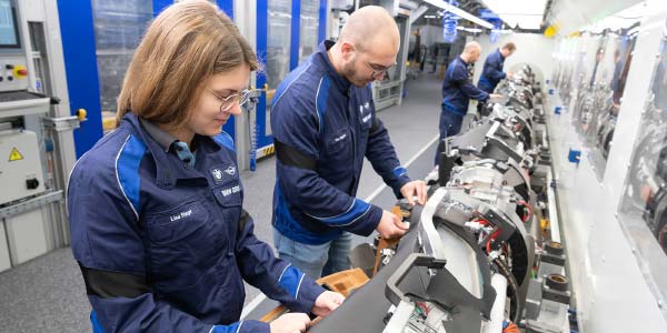 Die Cockpitfertigung im BMW Group Werk Wackersdorf hat sich einen wichtigen Folgeauftrag zur Produktion von Instrumententafeln gesichert.