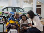 Treffen von Esther Mahlangu und BMW Group Ingenieurin Stella Clarke anlsslich der Erffnung von Esther Mahlangus erster Retrospektive in Kapstadt. Foto: Clint Strydom