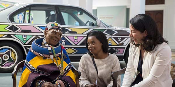 Treffen von Esther Mahlangu und BMW Group Ingenieurin Stella Clarke anlsslich der Erffnung von Esther Mahlangus erster Retrospektive in Kapstadt. Foto: Clint Strydom