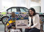 Treffen von Esther Mahlangu und BMW Group Ingenieurin Stella Clarke anlässlich der Eröffnung von Esther Mahlangus erster Retrospektive in Kapstadt. Foto: Clint Strydom